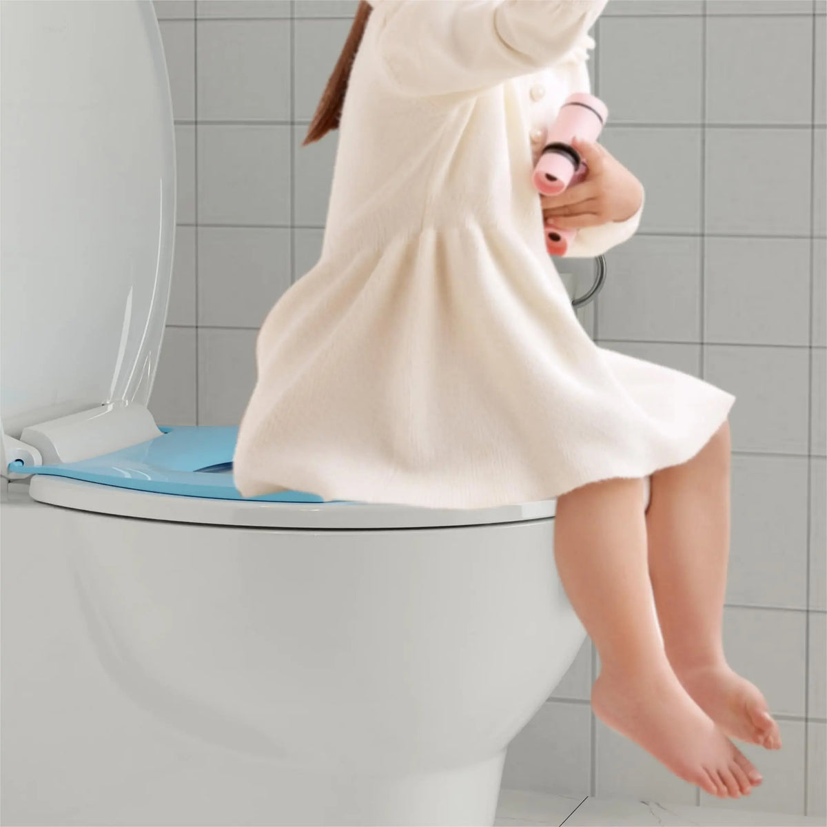 Garvee 1 Pack Toilet Seat Round with Built-In Toddler Potty Training Seat, Slow Close, Soft Close Toilet Seat, Quiet Lid, Contoured Grip-Tight Bumpers, Installation Hardware(white,blue,17'')